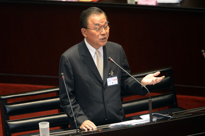 民進黨籍立委段宜康點名監委被提名人余騰芳,就是監察院長王建煊講的「家奴監委」,圖為余騰芳在立院行使同意權審查時接受立委詢問。(中央社資料照片)