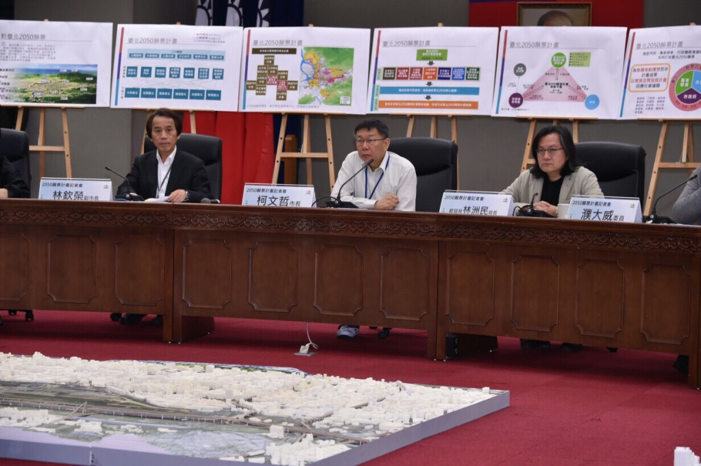 北市府擬擴大實施機車格收費，外界質疑是在搶錢，台北市長柯文哲6日受訪時表示，北市交通重整預計要花2年時間，機車停車格問題言之過早，2年後再煩惱還來得及。(圖北市府提供)