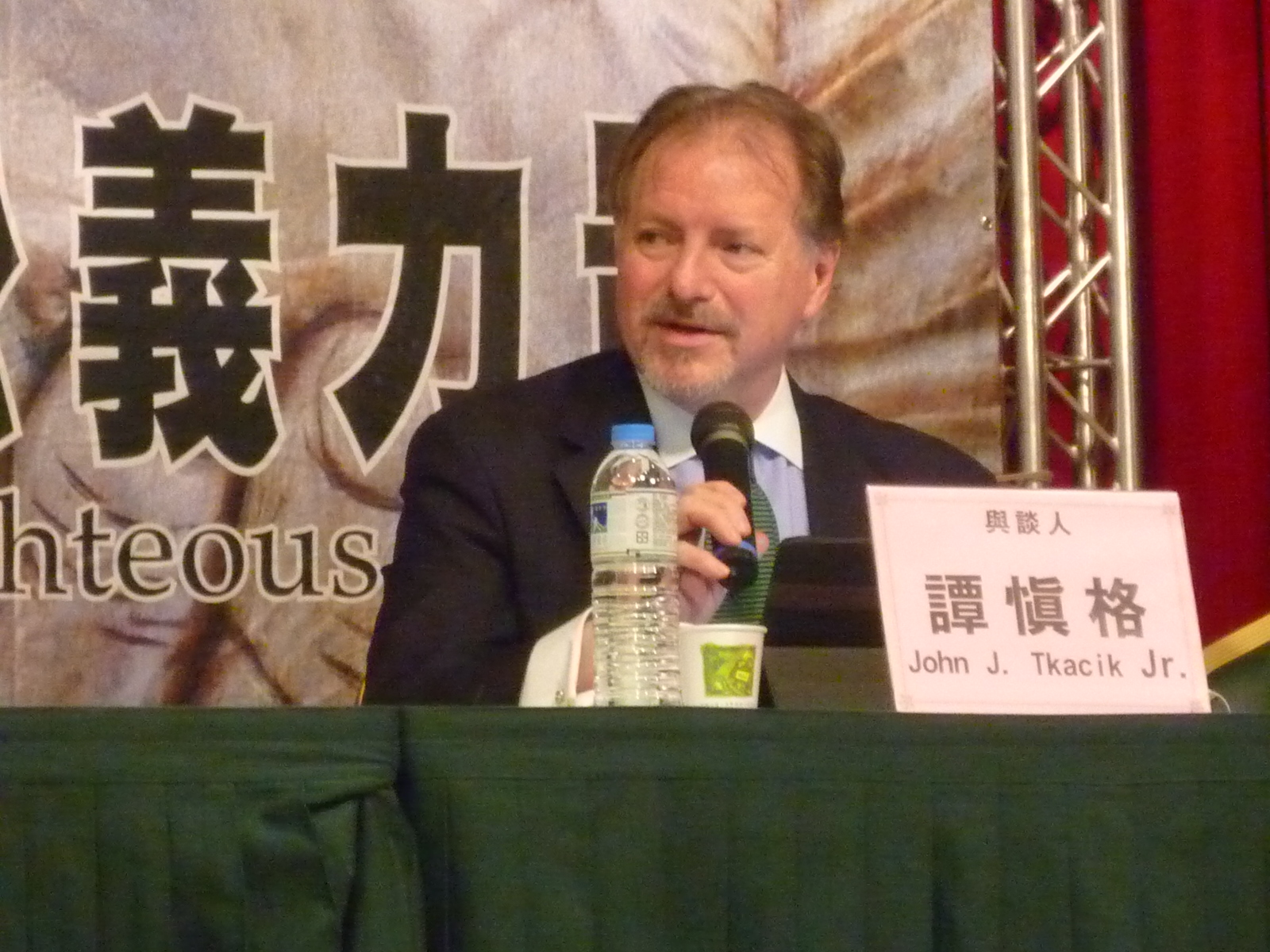 美國資深外交官譚慎格15日語出驚人地表示,中國國民黨政府被逐出聯合國後,蔣介石曾同意成立「中華台灣共和國」,並進行公投決定台灣前途。(攝影:林冠妙)