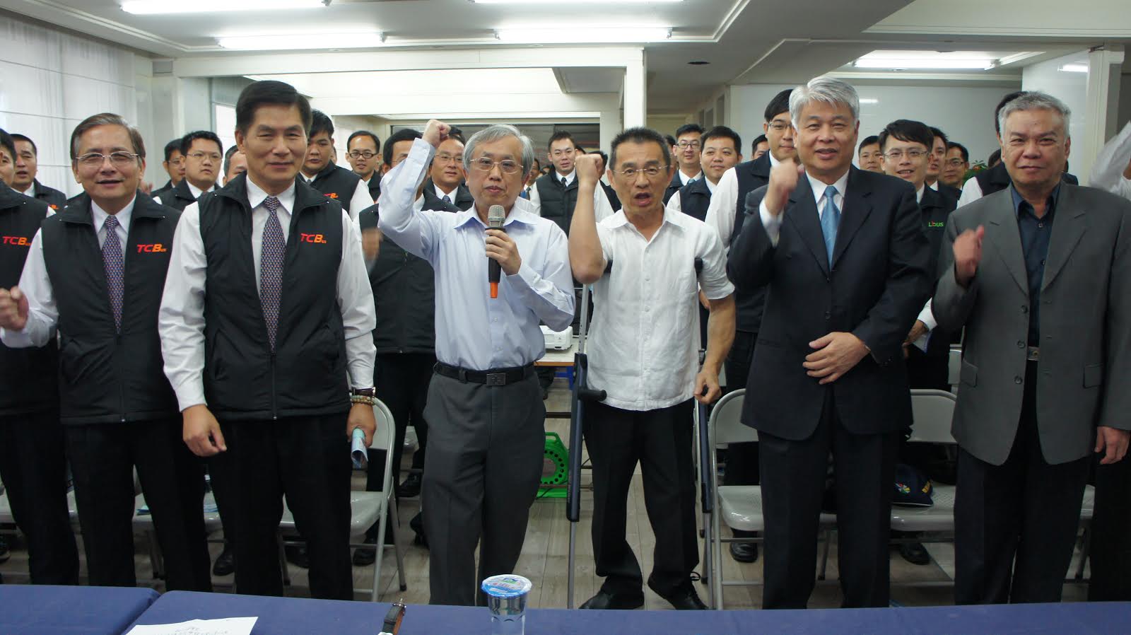 胡總部今由請假輔選的副市長徐中雄，及現任交通局長林良泰，邀集現行公車業者負責人集會，砲轟林佳龍是「膨風龍」，主張十公里免費是「詛咒別人死」。林陣營則反駁現行及辦法易有弊端，合理改進增加免費里程，又可節省公帑，有什麼不好？