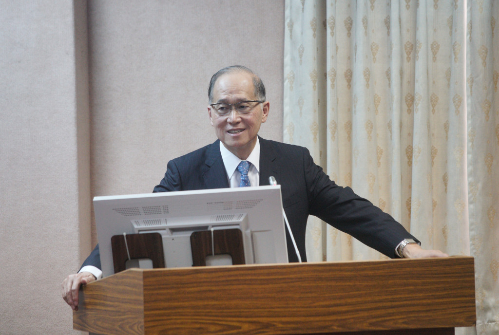 藍委質疑日本食品輸台與我APEC領袖會議與安倍首相見面有關，外交部長李大維一度微笑不語，不料隨後此舉遭綠委批評態度不夠堅決。圖/張良一攝