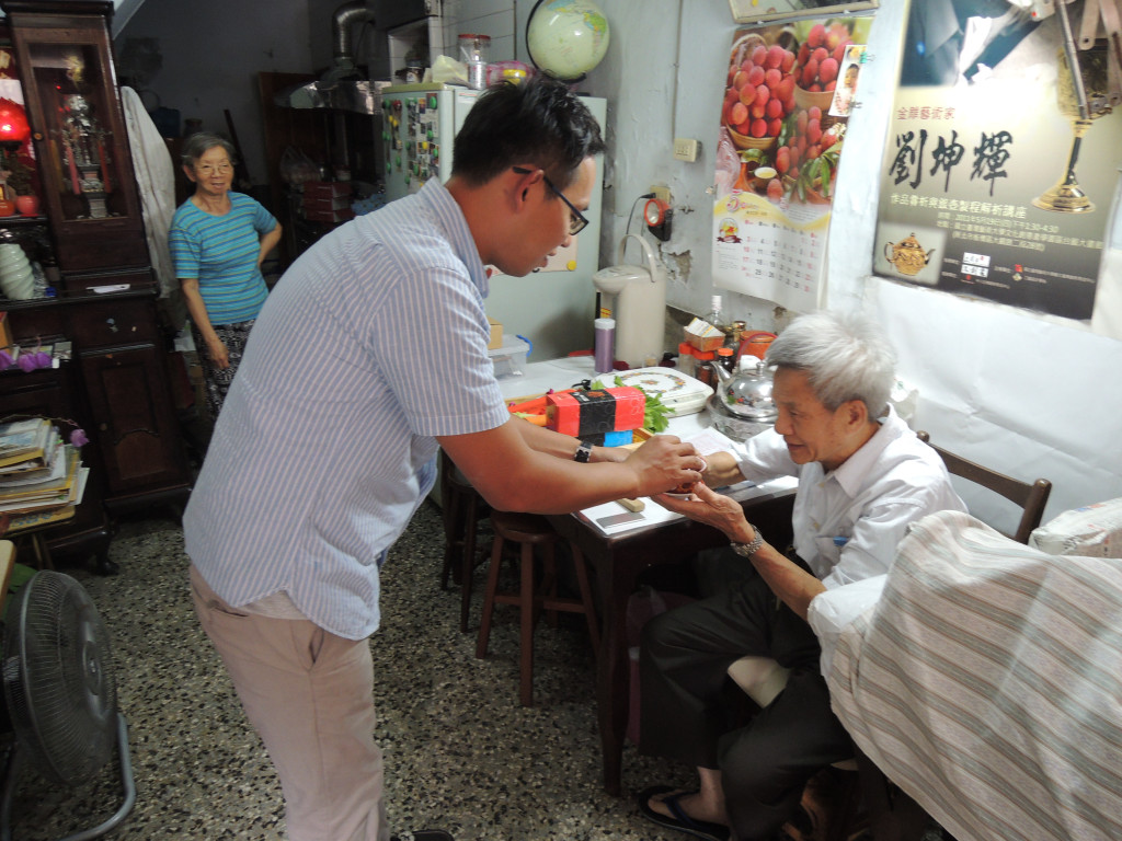林長龍向金屬雕鏨技術保存者劉坤輝「拜師學藝」(照片/南市府提供)