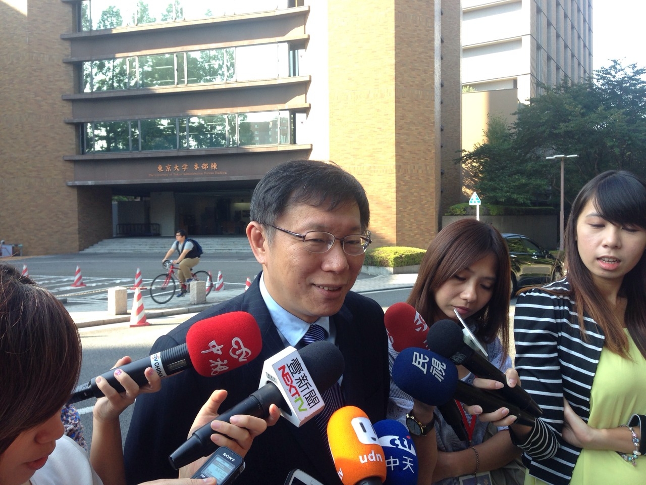 台北市長參選人柯文哲參訪東大附設醫學院，觀摩急診系統。（柯辦提供）