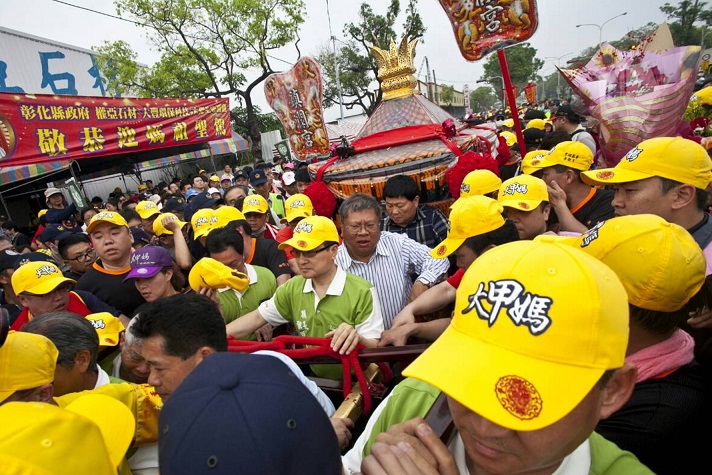 一年一度宗教盛事大甲媽袓9日子時啓駕出廵，下午沿台一線大肚橋進入彰化縣，縣長魏明谷等在大肚橋南端，一柱清香，一束鮮花接駕，祈求國泰民安，家戶安和樂利，離苦得樂，他並強調：敬媽祖，免放砲，愛環保！（彰化縣政府提供）