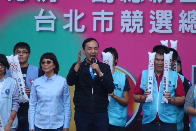 國民黨正副總統候選人朱玄競選總部成立，朱立倫上台演講，王如玄一身襯衫牛仔褲戴墨鏡，神似朱的隨扈。（記者何豪毅攝）20151205