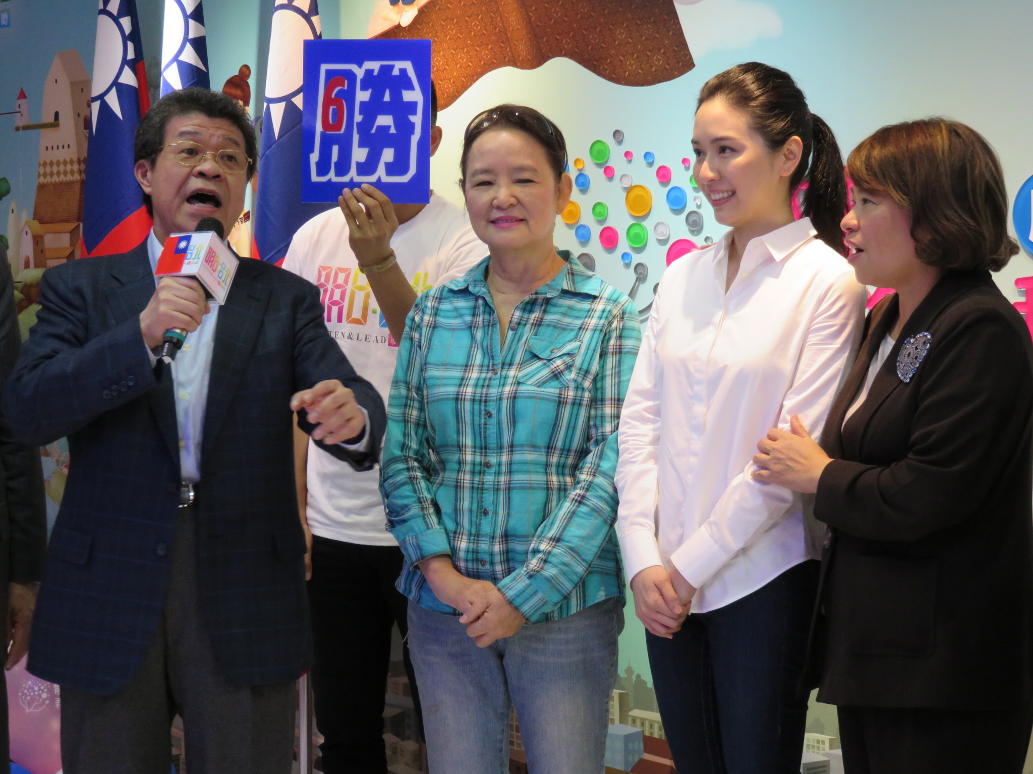 嘉義旅北同鄉會今(25)日與嘉義市長、國民黨副主席黃敏惠下午前往連勝文競選總部表達相挺之意,同鄉會前理事長劉輝雄醫師(圖左一)致詞時盛讚連勝文面對網路霸凌修養愈來愈好,也提到連勝文的槍傷「沒事」應該要感謝連戰實行全民健保。(記者唐詩攝影)
