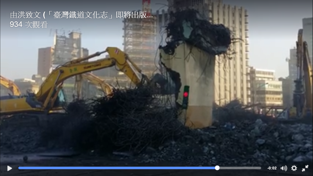 影片中，接近北門的一個紅綠燈直到怪手接近拆除時仍在一閃一閃。（翻攝洪致文臉書）