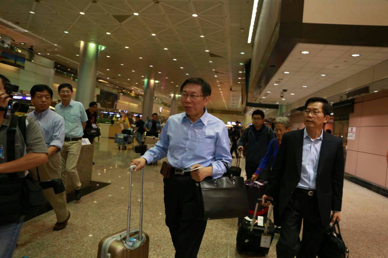 無黨籍台北市長參選人柯文哲結束美國「國際都會研習之旅」，台灣時間今（12）日清晨抵達桃園國際機場。（柯文哲辦公室提供）