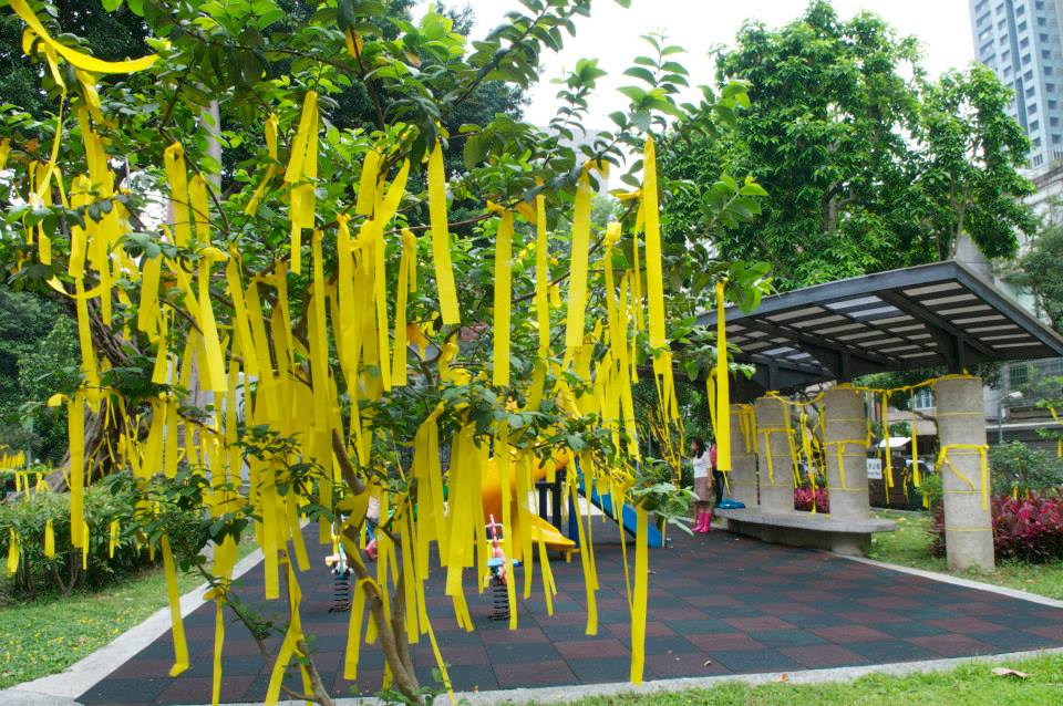 義光教會旁公園，掛滿黃絲帶（資料照片）黃謙賢攝