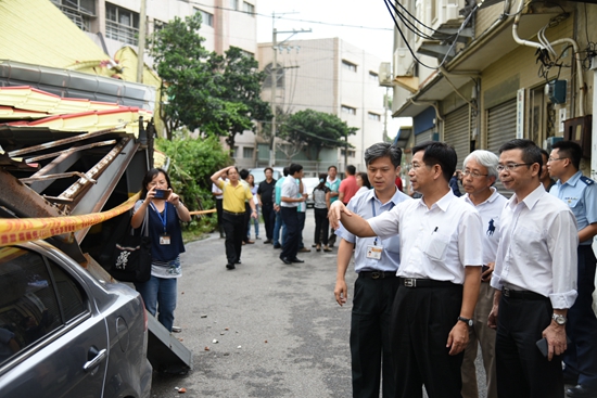 梅姬颱風襲台，全台814所學校受災，教育部長潘文忠前往災情嚴重的苗栗縣南庄國小視察並承諾立即給予協助。圖／教育部