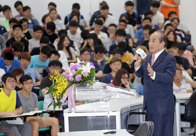 立法院長王金平（前右）2日至台北科技大學，應邀演講「立法院長行，不行？！立法院四十年回顧、檢討與建言」，並與學生座談。（中央社）20150402