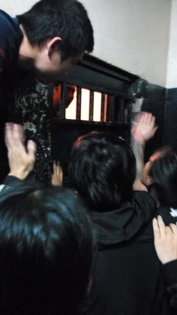 針對肯亞案，外交部12日上午說明，近3天一共有45名台灣民眾因涉入電話詐騙被肯亞遣返至中國大陸，外交部除將協調律師控告肯亞警方外，也將提出軟制裁，對肯亞加註旅遊警語，「造成肯亞的負面形象壓力」。圖為家屬及立委江啟臣提供，台人在肯亞與警方對峙情況。