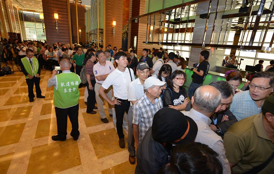 凱達格蘭基金會募款餐會，支持者排隊人龍從會場外排到會場內。(郭文宏 攝)