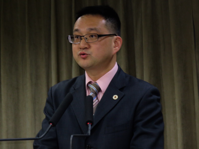 阮昭雄轉述，白狼前往民進黨抗議，蔡英文從九樓探頭往下看說「人數還蠻多的嘛？」（朱蒲青攝）