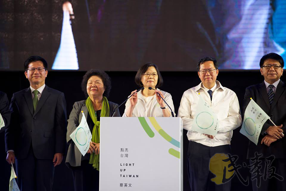 期待2016大選結果，再次政黨輪替。產生的新總統，不能再像2000年首次政黨輪替那樣，錯失啟動轉型正義及公投制憲的良機，以致禍延台灣社會大眾至今不得翻身。圖為民進黨29週年黨慶晚會。（本報資料照，黃謙賢攝）