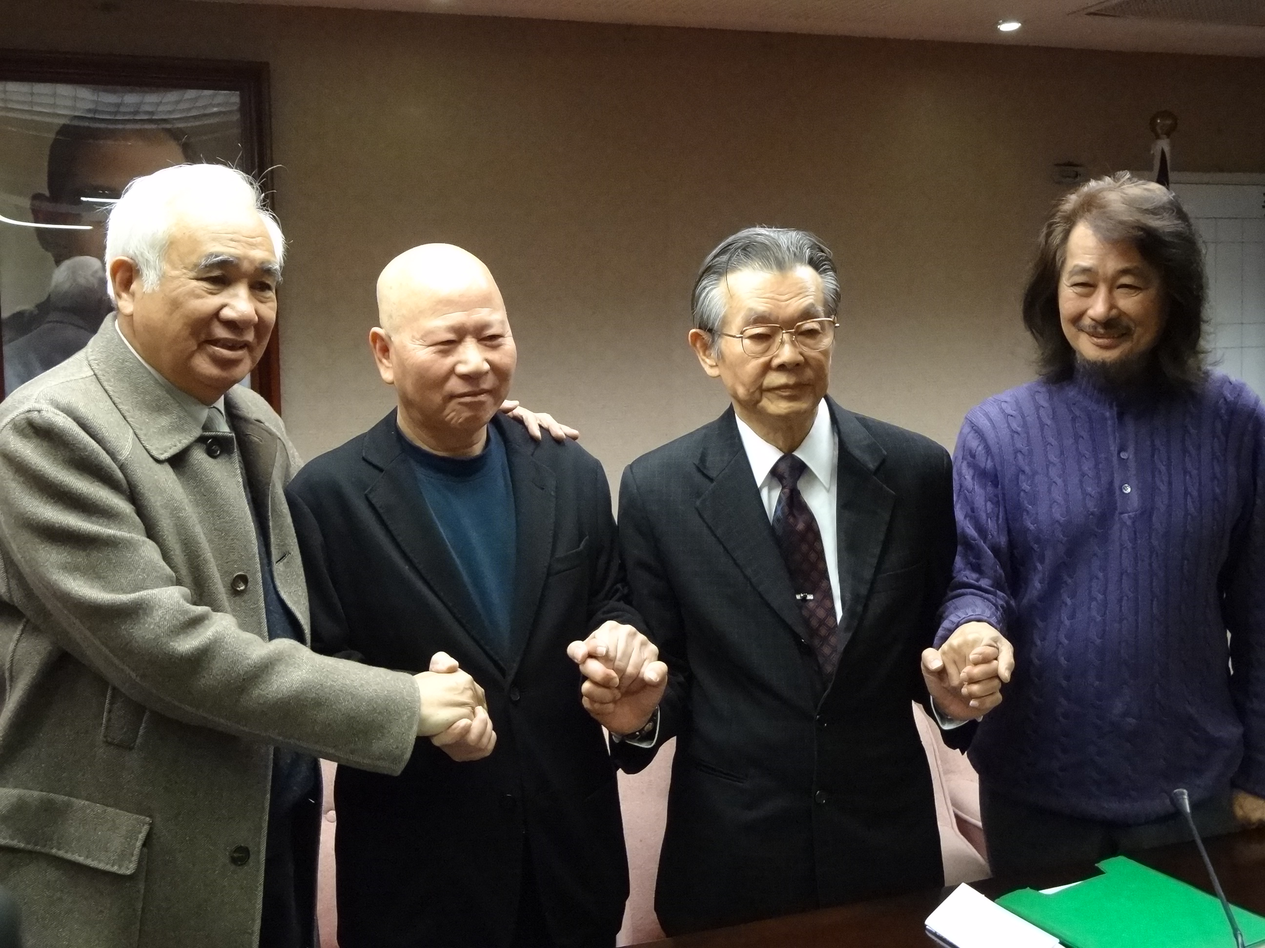 為了關心將入獄的張俊宏（右2），美麗島時代的老戰友姚嘉文（左1）、許信良（左2）、施明德（右1）齊聚。（劉明堂攝）