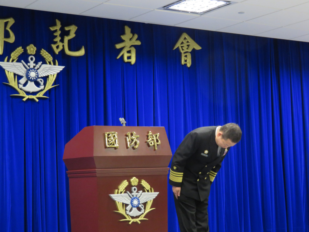 遭懲處人員包括國防部政戰局長聞振國中將、憲兵指揮部指揮官許昌中將，國防部政戰局保防處長趙代川少將三位將官。圖為聞振國在記者會中鞠躬致歉。(記者唐詩攝影)