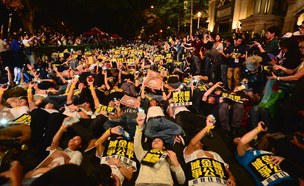 2014年巢運發動萬人夜宿台北豪宅帝寶前要求政府落實居住正義，新竹縣議員高偉凱為了囤房稅再次調升辭職，盼能讓更多人理解透過租稅改革落實公平正義的可能／取自巢運臉書