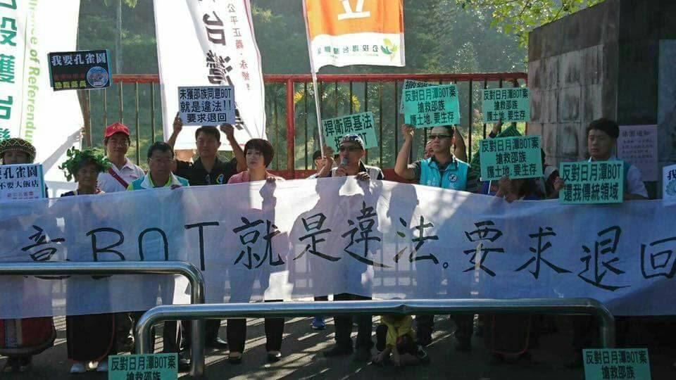 立委蔡培慧和邵族一起抗爭。圖／陳玉鈴提供