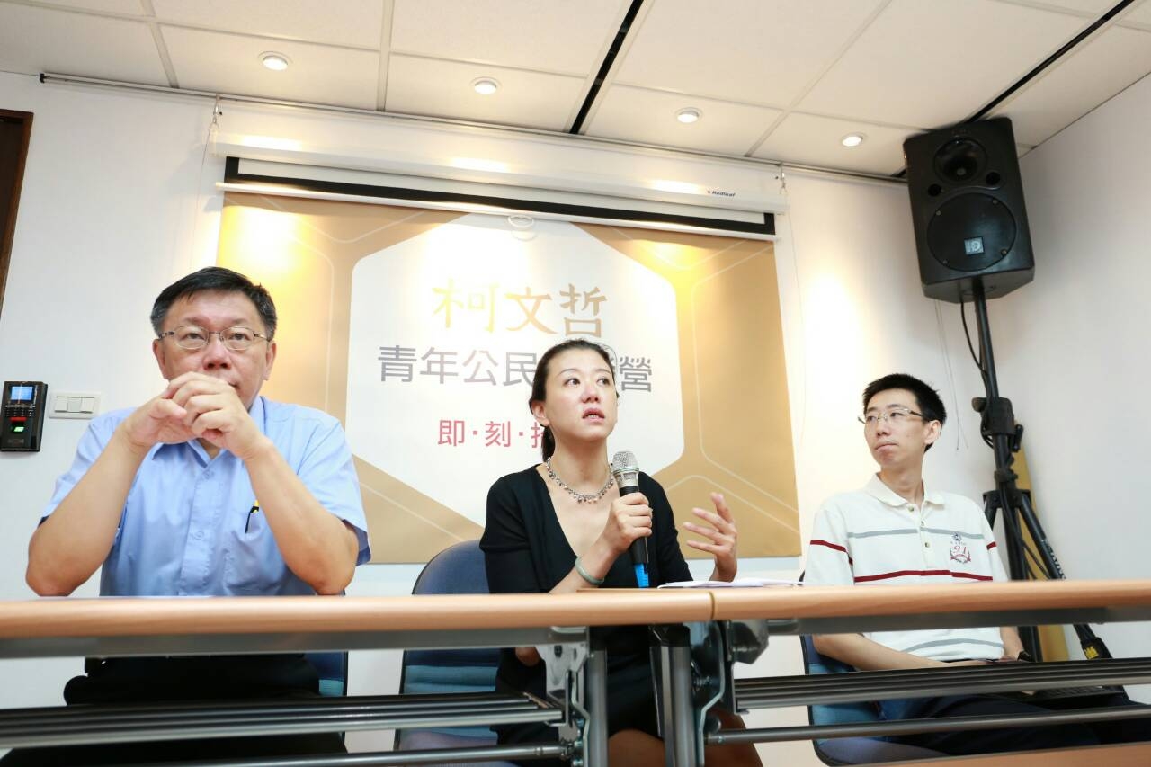 國民黨中常委邱復生之女（中）， 主導柯文哲青年營。（朱蒲青攝）