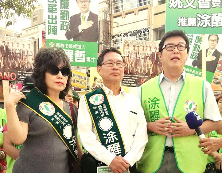 右起姚文智、涂醒哲與其太太鄭玉娟教授掃街拜票（記者陳俊廷攝）  