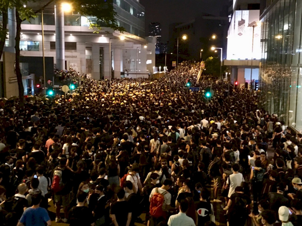 大批香港市民於６月21日深夜包圍位於灣仔的警察總部。(鄭翔云攝)