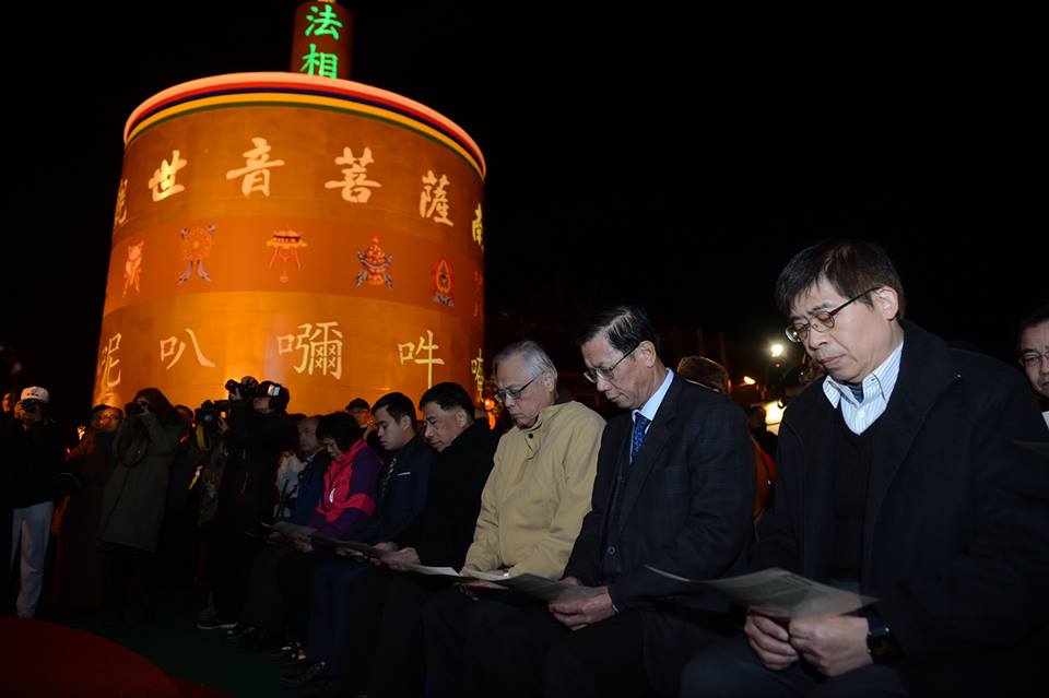 「希望大家鼓舞重建精神，南投可以，相信南部民眾也可以。」南投縣長林明溱（右二）感性鼓舞南部災區民眾。（圖：取材自林明溱臉書）