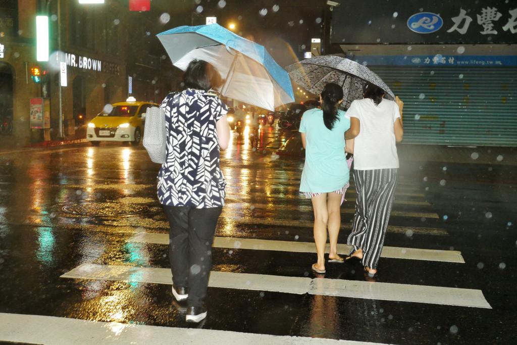 瑪莉亞颱風發布陸上警戒，晚間市區風雨變強。圖／張家銘