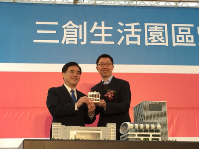 台北市長郝龍斌今天澄清,三創案絕無和鴻海集團董事長私相授受。圖為旗下三創數位董事長、郭台銘之子郭守正(右)日出席三創生活園區空橋修造開工典禮,時任台北市長郝龍斌也應邀出席。(中央社) 20150416