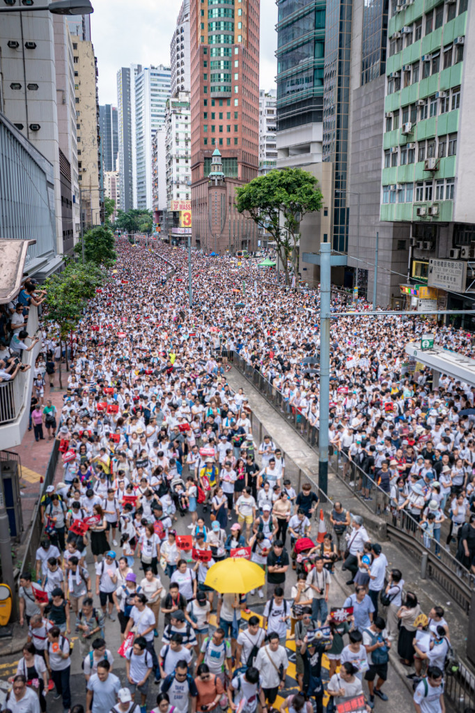 2019年香港6月起一再發生的示威事件，更證明所謂五十年不變的一國兩制，完全是騙人的。圖為2019年6月反對逃犯條例修訂草案遊行，攝於金鐘軍器廠街口，望軒尼詩道。擷自維基百科，公有領域