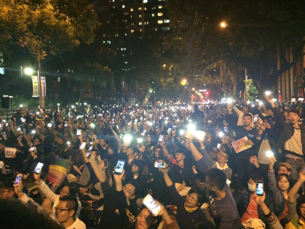 公聽會結束時，青島東路的近萬名群眾仍未散去，在尤美女跟許毓仁委員到場跟群眾喊話，大家情緒激動高喊委員加油。圖／李秉芳