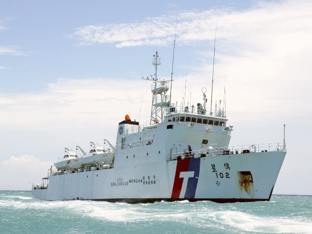 海巡署長李仲威明天赴立院備詢，今天海巡噸位最大的「偉星艦」急忙開拔赴太平島。（翻攝自海巡署網站）20160710