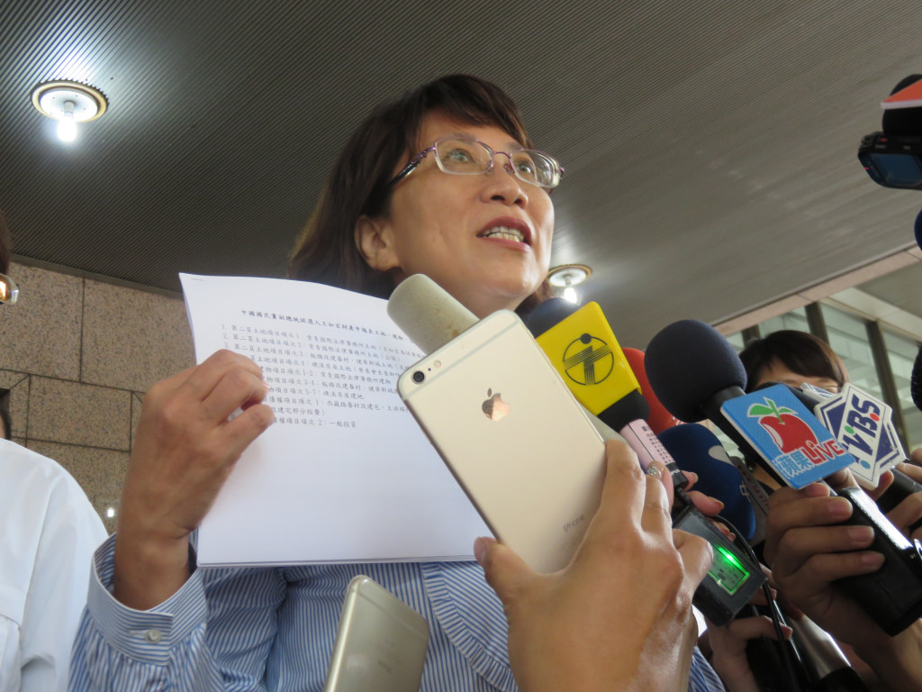 國民黨朱玄配25日上午登記，副總統參選人王如玄說，為了表示公開透明，她把參選的財產資料提供給大家，接受各界檢驗，這份資料非常清楚、非常明白，大家看了之後就會了解。（記者唐詩攝影）