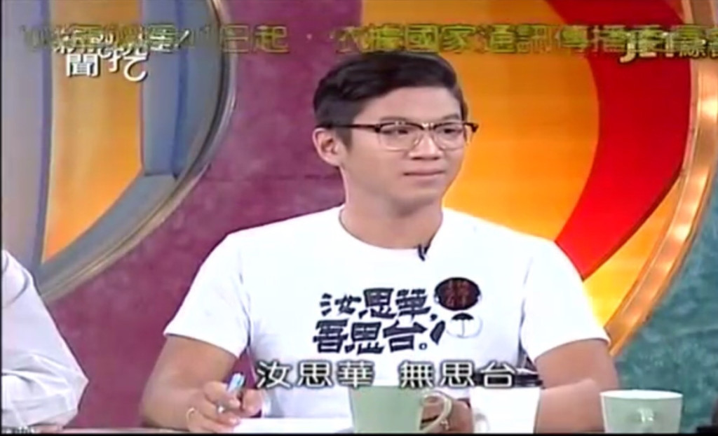 年僅20歲的反課綱微調北區高校聯盟發言人林冠華，今日上午傳出在家中燒炭身亡，其日前才剛上談話節目說明運動理念以及教育部衝突過程，沒想到竟傳出不幸事件，震驚各界。