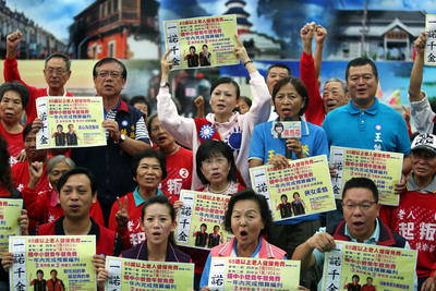 國民黨台南市長候選人黃秀霜（第2排中）和多位黨籍市議員參選人，共同簽署宣示履行社福政見。（中央社）