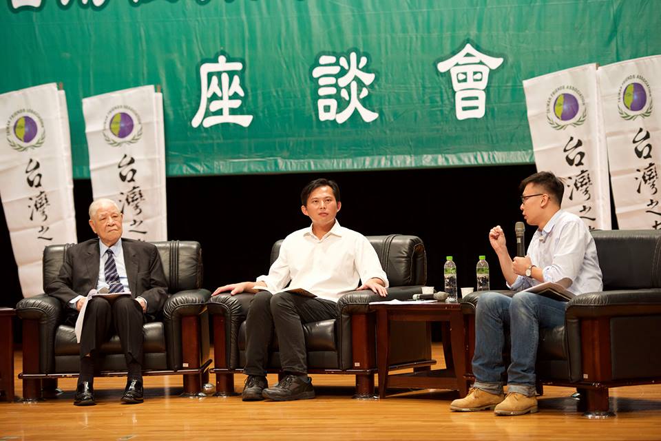 鄭弘儀連番問李登輝，政黨票投誰？李登輝說：到時候就知道了。（黃謙賢攝）