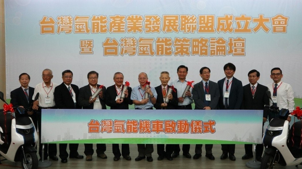 台灣氫能產業發展聯盟成立大會與會嘉賓合影，為氫能產業發展立下重要之里程碑。圖／作者提供
