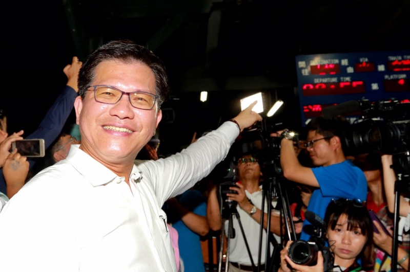 市長歡送舊台中火車站最後一班列車。圖／台中市新聞局