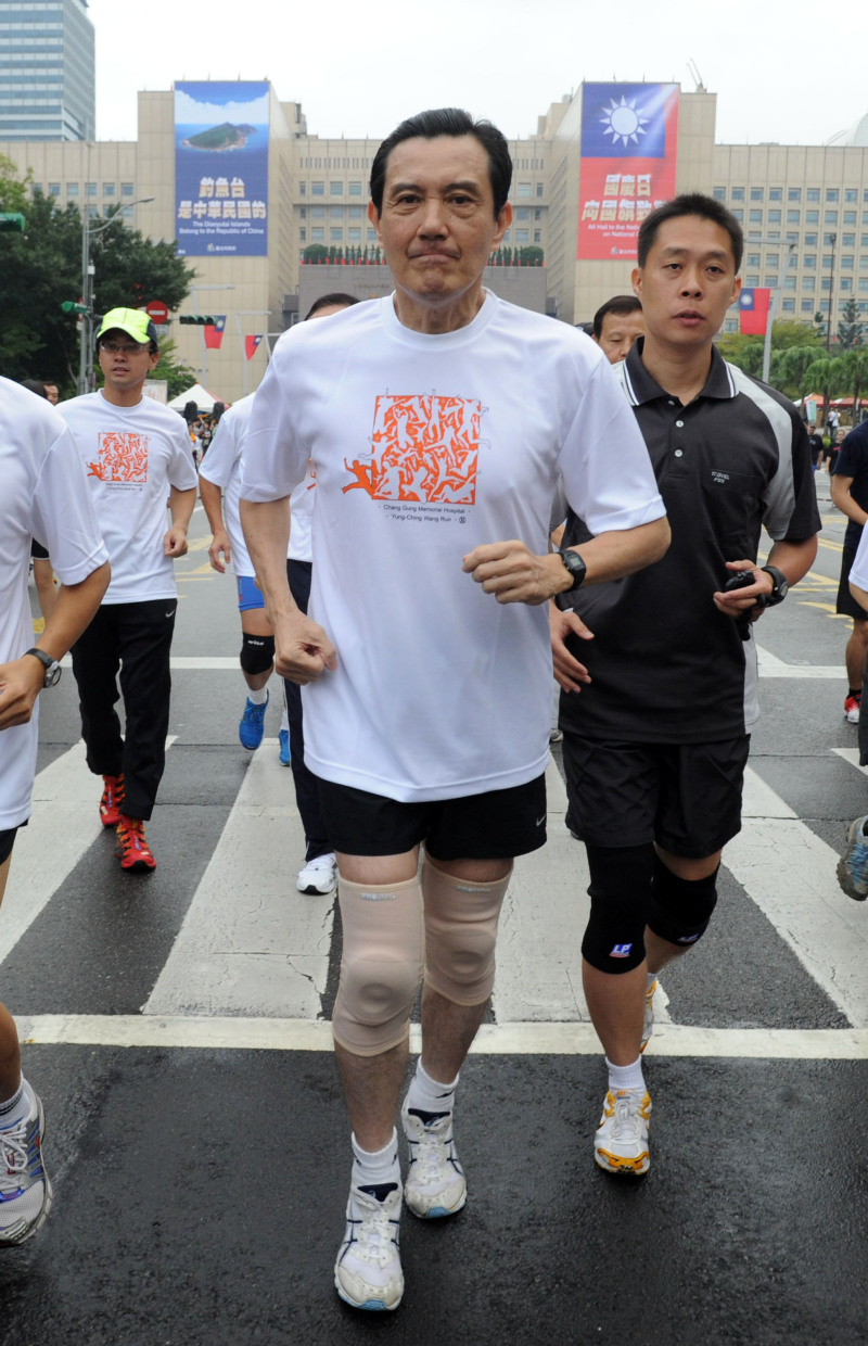 總統府指馬至今仍維持晨跑習慣，並未如週刊報導所稱終身禁跑。圖為2012年馬總統參加路跑。（資料照片，中央社）20150121