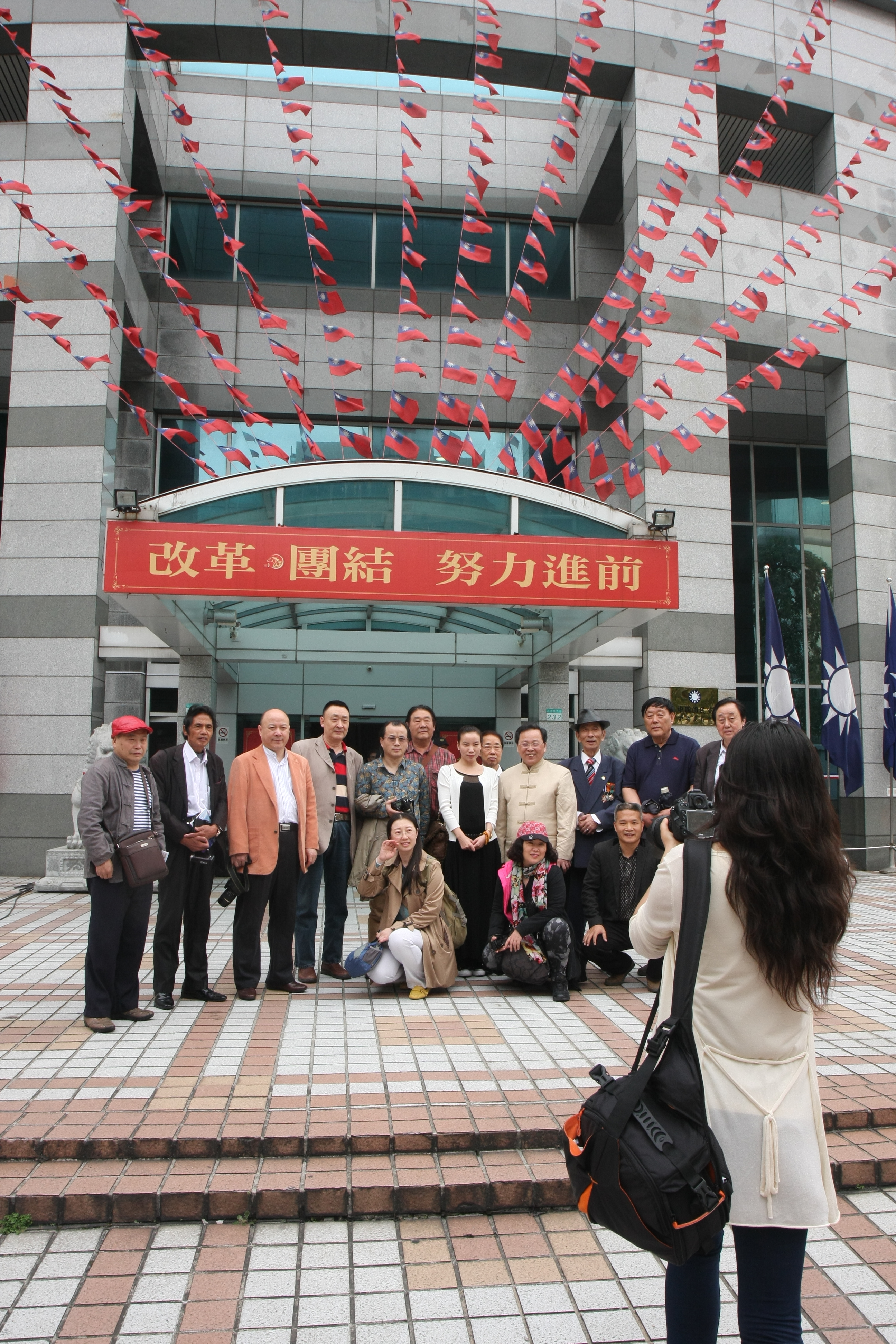 一群陸客進到國民黨中央黨部前合照，學生團體卻被驅趕，遭批大小眼。何豪毅攝