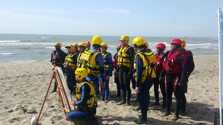 夏季嬉水常因大意造成不幸，消防海廵單位加強防範演練，以期大家平安。（中市新聞局提供）