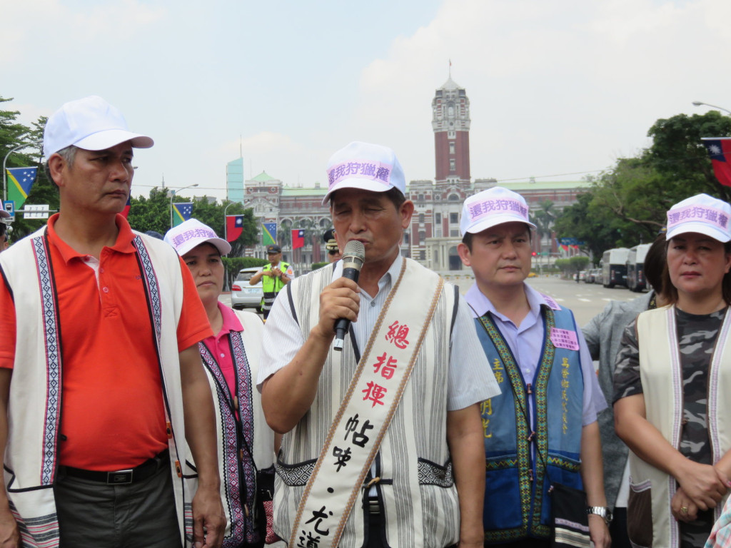 總統蔡英文將在後天（8月1日）原住民日將公開向台灣的原住民道歉，由花蓮太魯閣族成立的「還我原住民族狩獵權自救會」今（30）日上午號召300多族人到凱道前，抗議政府剝奪狩獵文化和土地權益。圖／唐詩