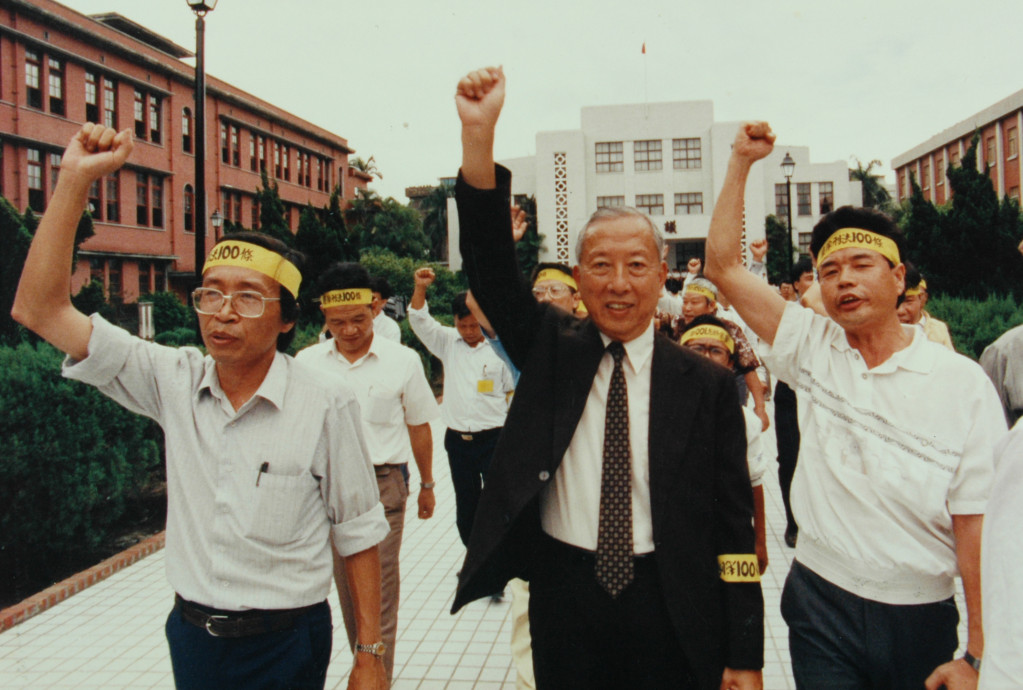 李鎮源院士在「反閱兵．廢惡法」行動，全程參與「要求釋放政治犯」的所有抗爭遊行。（資料照片，邱萬興攝影）