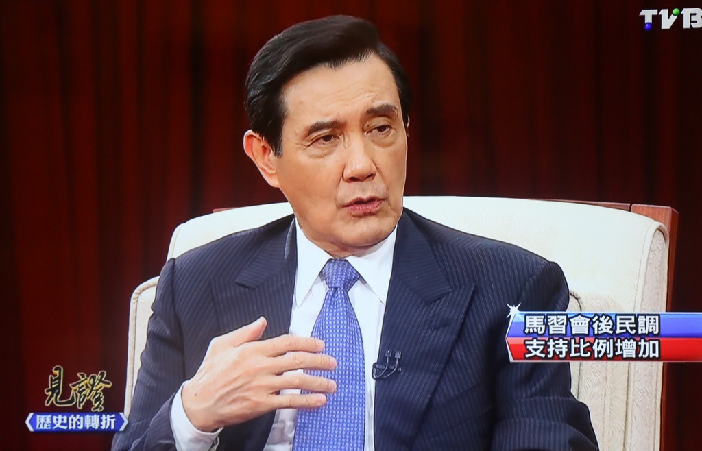 總統馬英九在電視專訪中強調，未來的人都可以上橋渡海，「只要遵守交通規則」。（翻攝自TVBS）20151111