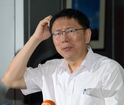 中颱「昌鴻」持續增強，有關颱風假的宣布時間，台北市長柯文哲今（8）日表示，北北基颱風假今年有訂新的SOP，都已經談好了。（中央社20150708）