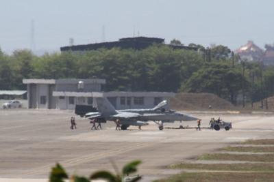 1架美國F-18戰機在3日上午10時許被拖出空軍台南基地的機棚，讓等候許久的軍事迷一飽眼福，下午該二架戰機已陸續飛離台灣。(中央社) 20150403