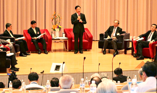 江宜樺（圖中站立者）受邀參加中研院士會議。（記者何豪毅攝）