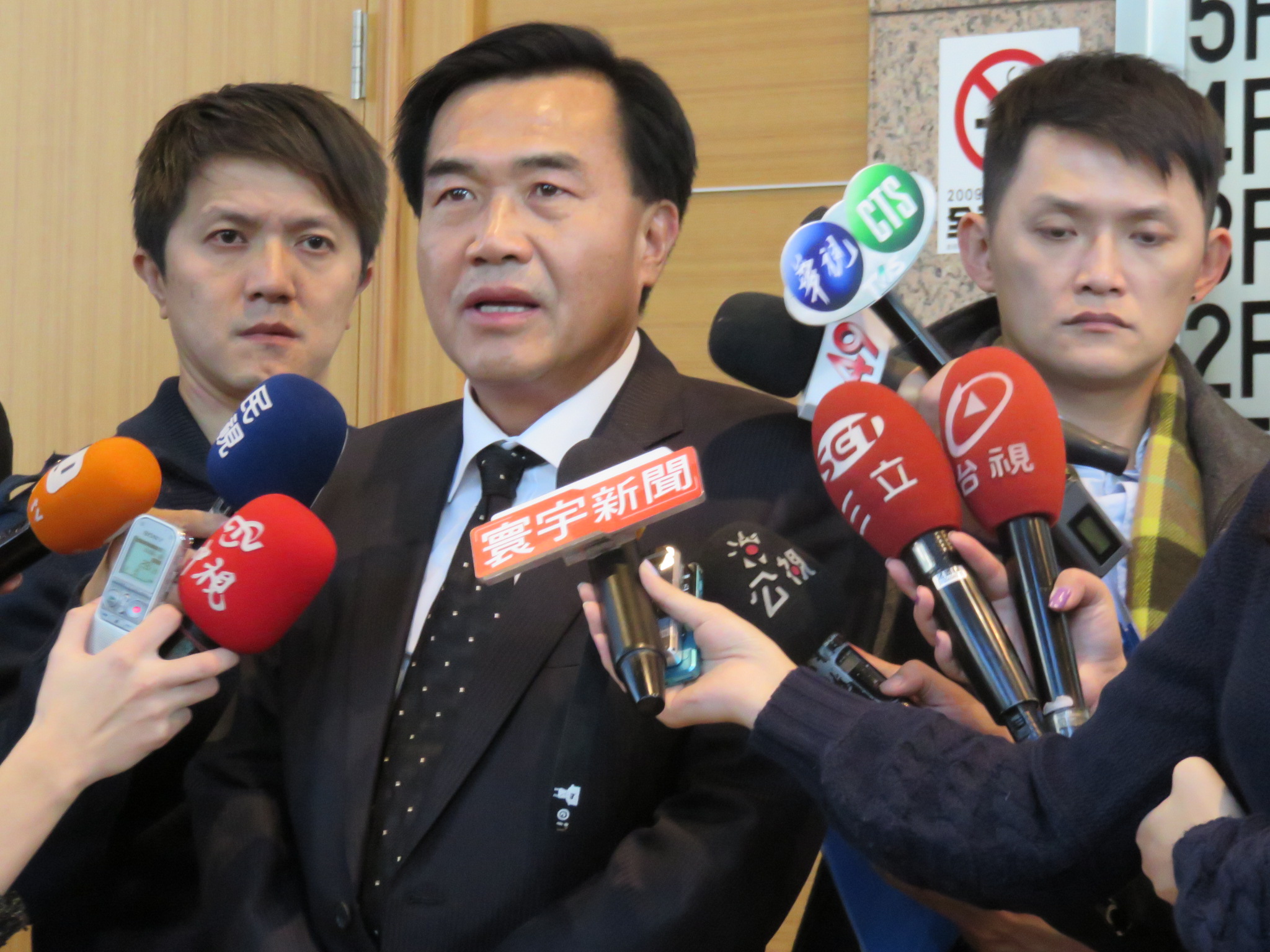 國民黨中常委、台南市長李全教下午嗆聲，若涉賄選會正式宣佈退出政壇。（記者唐詩攝影）