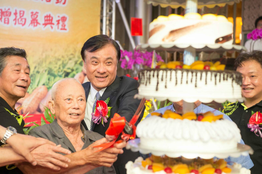 立法院長蘇嘉全為沙鹿農會慶生並參加救護車捐贈儀式。除和現場品嘗蕃薯及花生創意料理美食、他也與在場眾人合唱生日快樂歌，同時與高齡95歲的農會元老會員阮炎福先生共同切蛋糕。圖／立法院提供