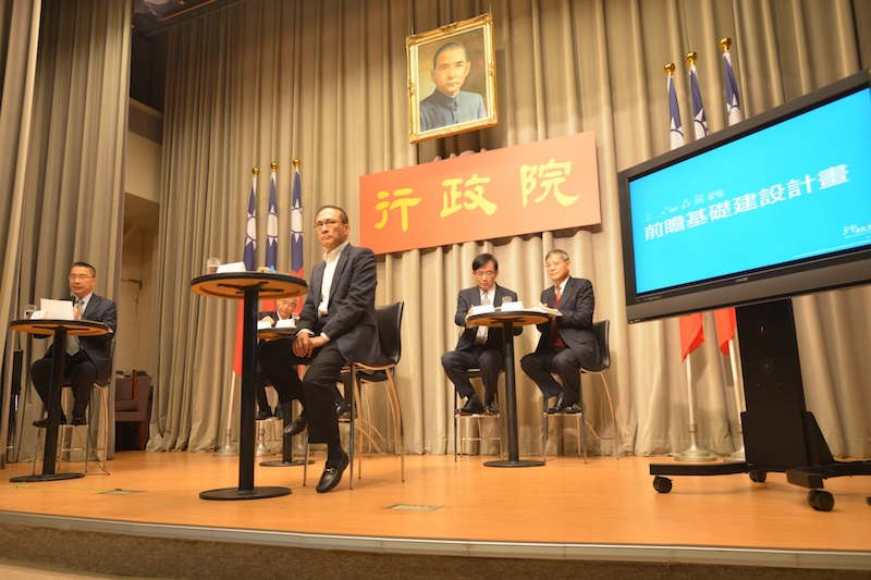 林全率閣員向外界說明前瞻建設計畫條例，預計5月提送立院審查，希望本會期完成三讀。圖/郭文宏